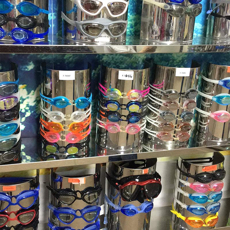 Swimming goggles